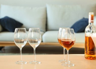 Tablo Oda lezzetli şarap gözlük