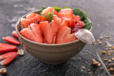 Grunge zemin üzerine lezzetli yulaf ezmesi ile kase