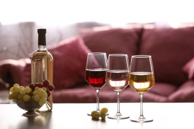 Masada farklı türde şarap var.