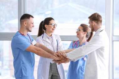 Eller birlikte klinikte koyarak hekimlerin