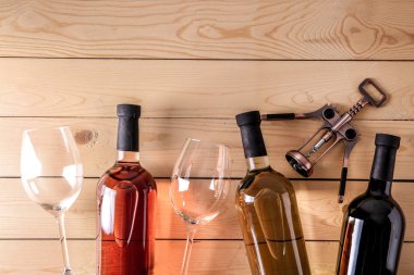 Gözlük ve tirbuşon ahşap tablo ile lezzetli şarap şişeleri