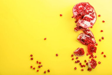 Renk arka plan üzerinde olgun nar