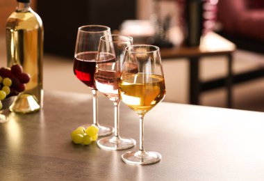 Gözlük şarap tablosundaki tür farklı