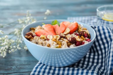 Ahşap masa üzerinde lezzetli yulaf ezmesi ile kase