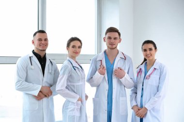 Klinikte genç hekimlerin