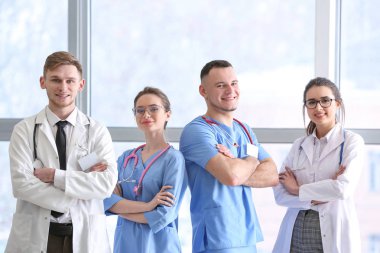 Klinikte genç hekimlerin