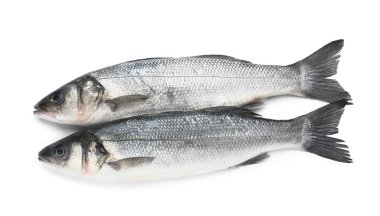 Lezzetli taze levrek balık beyaz arka plan üzerinde