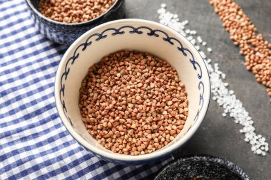 Gri masada ham buğday ile kase