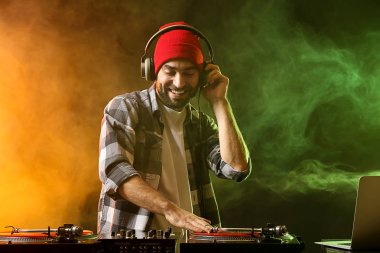 Kulüpte erkek DJ çalıyor.