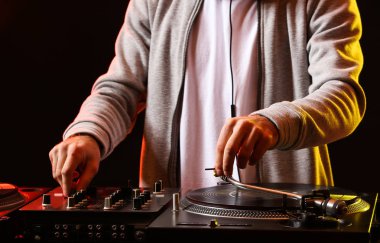 Kulüpte erkek DJ çalıyor.