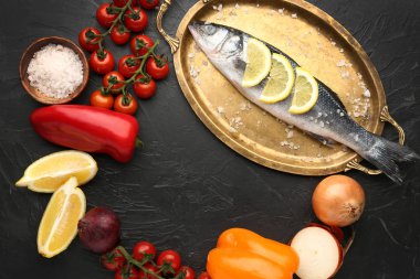 Lezzetli levrek balık ve sebze koyu arka plan üzerinde