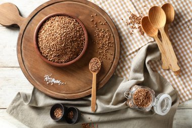 Ahşap masa üzerinde ham buğday ile kompozisyon