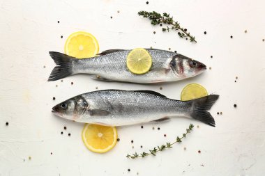 Baharat beyaz arka plan üzerinde ile lezzetli taze levrek balık