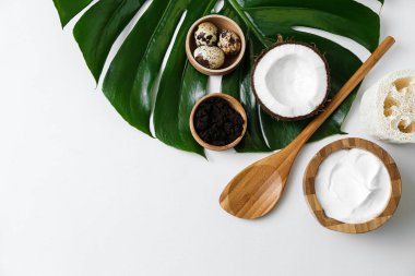Beyaz arka plan üzerinde kozmetik için doğal maddeler