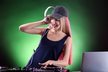 Kulüpte müzik çalan kadın DJ.