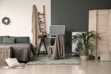 Modern stüdyo dairesinin içi.