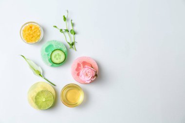 Kozmetik ve beyaz zemin üzerine sabun için doğal maddeler