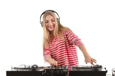 Kadın Dj beyaz arka planda müzik çalma