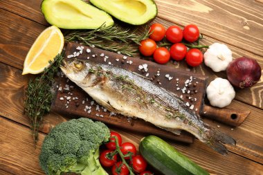 Lezzetli pişmiş levrek balık ve sebze ahşap zemin üzerine kurulu