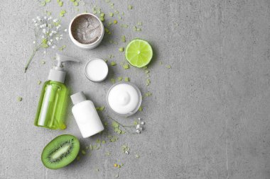 Gri arka plan üzerinde doğal maddeler ile kozmetik