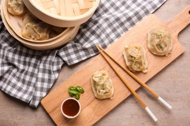 Ahşap tahta masada lezzetli köfte ile