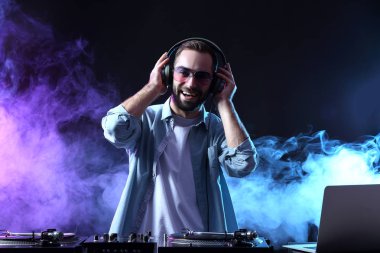 Kulüpte erkek DJ çalıyor.