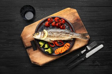 Lezzetli pişmiş levrek balık ve sebze tablo ile plaka