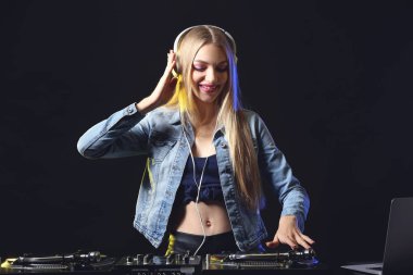 Kulüpte müzik çalan kadın DJ.