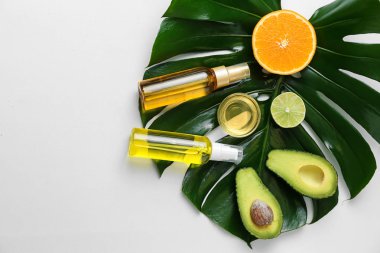 Beyaz arka plan üzerinde doğal maddeler ile kozmetik