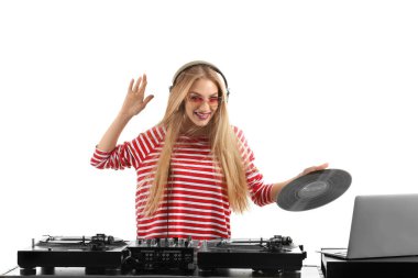 Kadın Dj beyaz arka planda müzik çalma