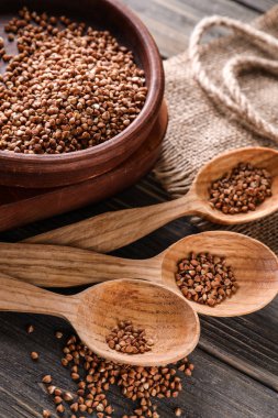 Kase ve kaşık masa üzerinde ham buğday ile