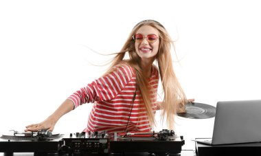 Kadın Dj beyaz arka planda müzik çalma