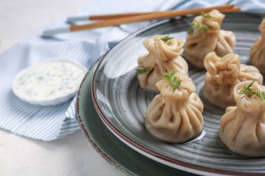 Tabakta lezzetli hamur tatlısı var, yakın plan.