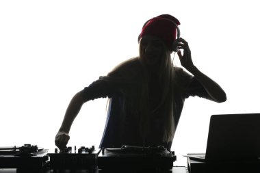 Kadın Dj beyaz arka plan üzerinde müzik silüeti
