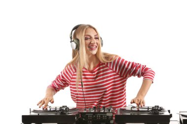Kadın Dj beyaz arka planda müzik çalma