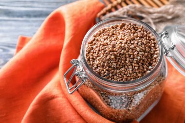 Tablo üzerinde ham buğday ile Cam Kavanoz