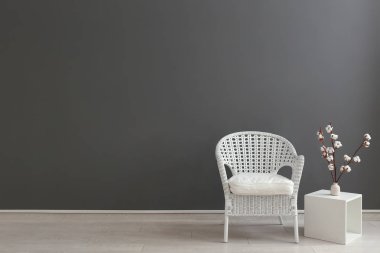 Rahat koltuk ve raf ünitesi gri duvar yakın