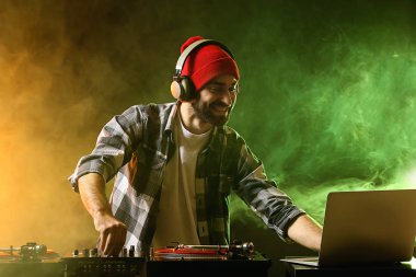 Kulüpte erkek DJ çalıyor.