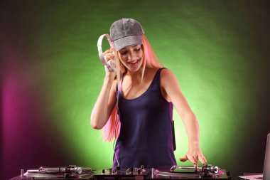 Kulüpte müzik çalan kadın DJ.