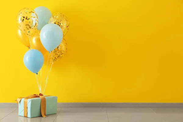 Geburtstagsballons Mit Geschenkbox Zimmer — Stockfoto