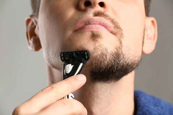 Hombre Guapo Afeitándose Sobre Fondo Gris Primer Plano — Foto de Stock