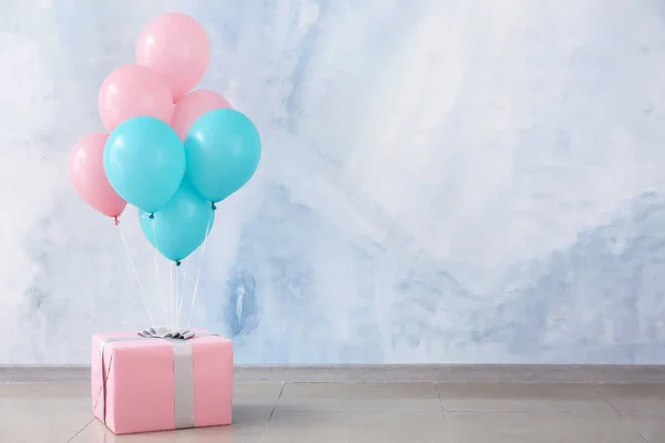 Hediye Kutusunda Oda Ile Doğum Günü Balonları — Stok fotoğraf