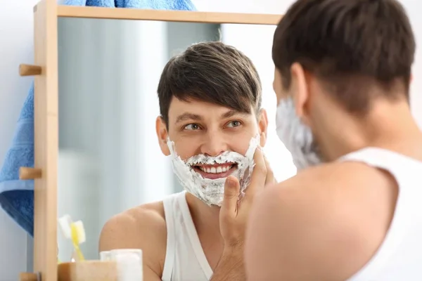 Bonito Homem Barbear Banheiro — Fotografia de Stock