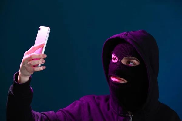 Kvinnlig Hacker Mask Och Med Mobiltelefon Färgbakgrund — Stockfoto