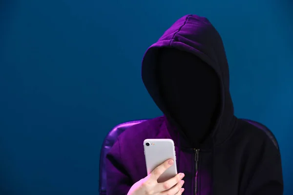Mulher Hacker Máscara Com Telefone Celular Fundo Cor — Fotografia de Stock