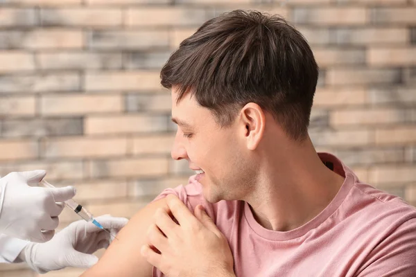 Läkare Som Vaccinerar Man Mot Influensa Klinik — Stockfoto