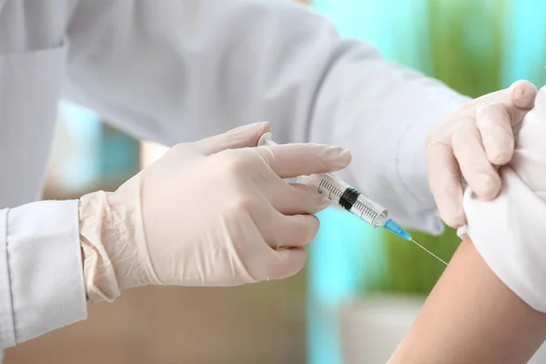 Läkare Vaccinerande Kvinna Mot Influensa Klinik — Stockfoto