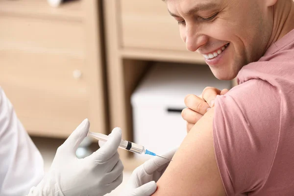 Médico Vacunando Hombre Contra Gripe Clínica — Foto de Stock
