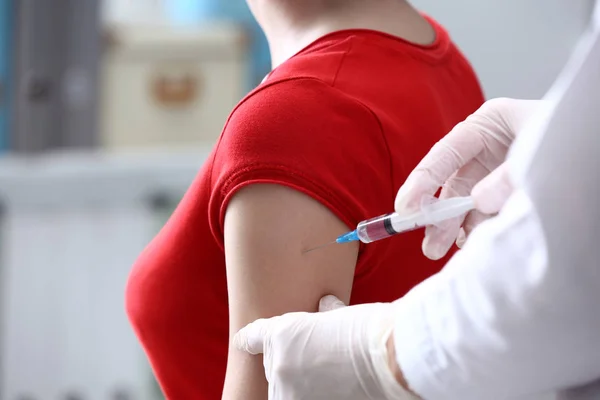 Médico Vacinando Mulher Contra Gripe Clínica — Fotografia de Stock