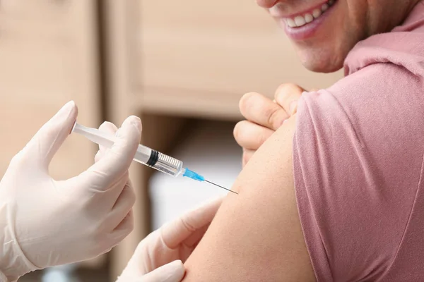 Médico Vacinando Homem Contra Gripe Clínica — Fotografia de Stock